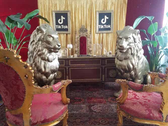 Custom 3D Life Size Gold Lions ⋆ Movie Prop Rentals