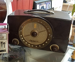 Vintage Zenith Radio ⋆ Movie Prop Rentals